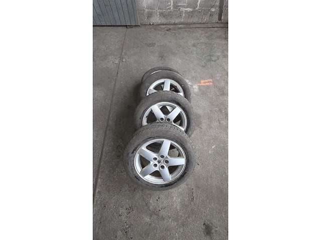 Jante en aluminium avec pneu (4x) - afbeelding 1 van  5