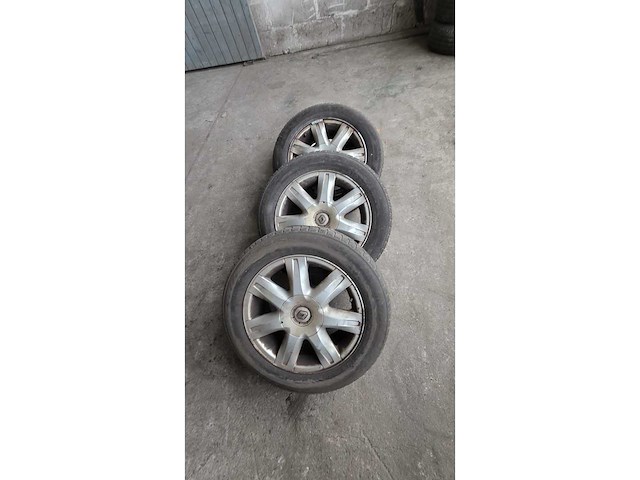 Jante en aluminium avec pneu (4x) - afbeelding 1 van  5