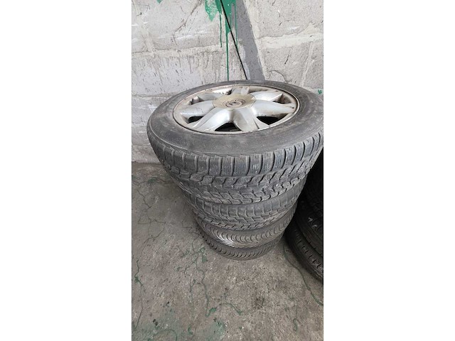 Jante en aluminium avec pneu (4x) - afbeelding 3 van  5
