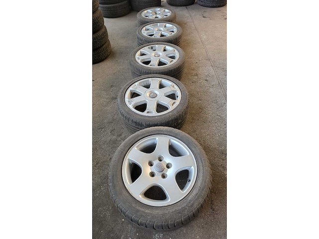 Jante en aluminium avec pneu (4x) - afbeelding 1 van  10