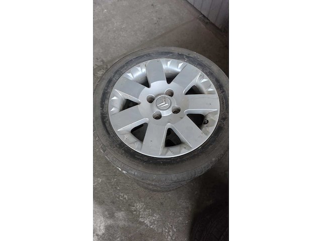 Jante en aluminium avec pneu (4x) - afbeelding 1 van  5