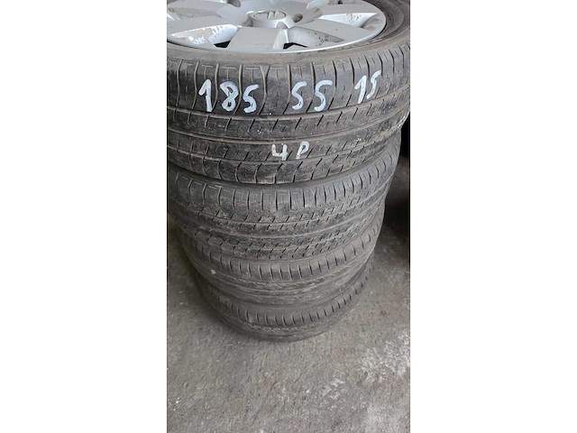 Jante en aluminium avec pneu (4x) - afbeelding 4 van  5