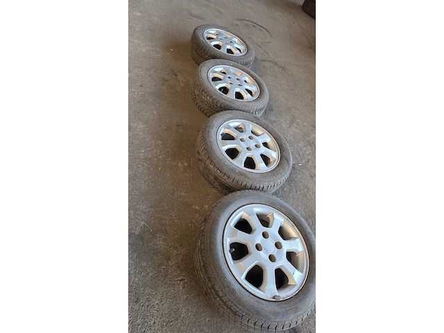 Jante en aluminium avec pneu (4x) - afbeelding 1 van  9