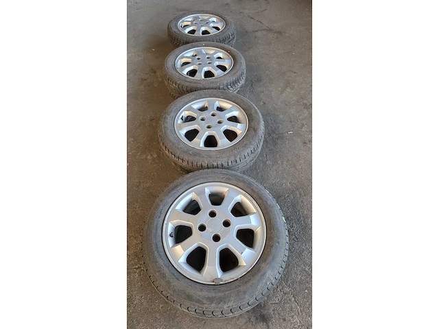 Jante en aluminium avec pneu (4x) - afbeelding 7 van  9