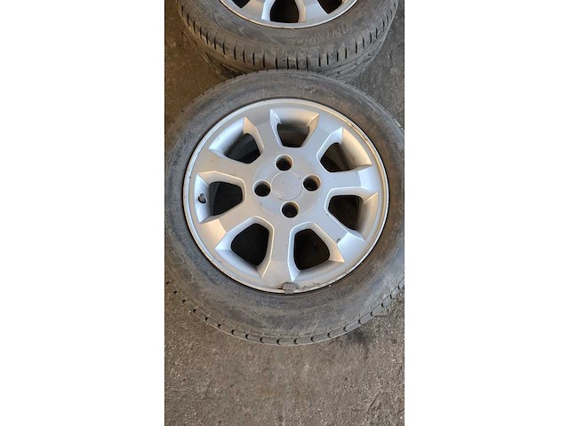 Jante en aluminium avec pneu (4x) - afbeelding 8 van  9
