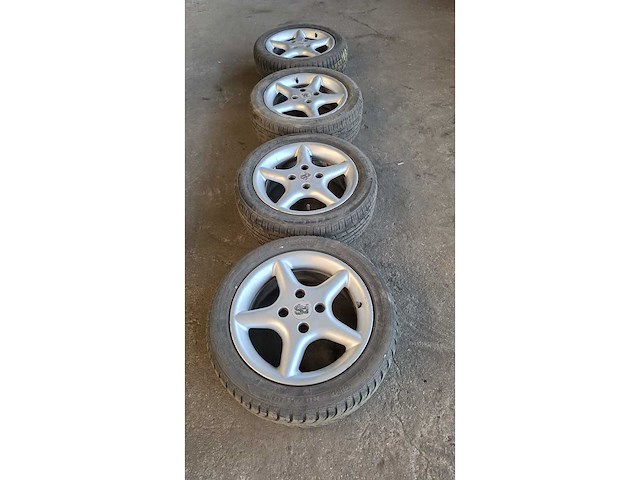 Jante en aluminium avec pneu (4x) - afbeelding 1 van  11