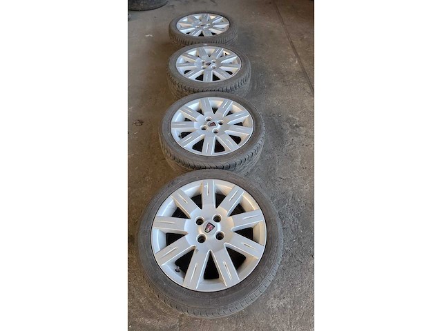 Jante en aluminium avec pneu (4x) - afbeelding 1 van  8