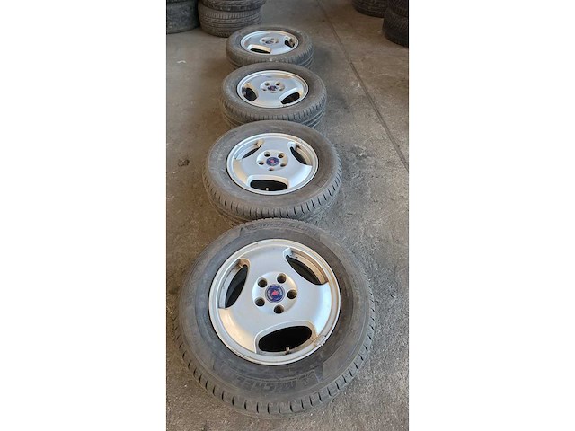 Jante en aluminium avec pneu (4x) - afbeelding 1 van  11