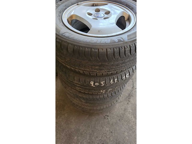 Jante en aluminium avec pneu (4x) - afbeelding 3 van  11