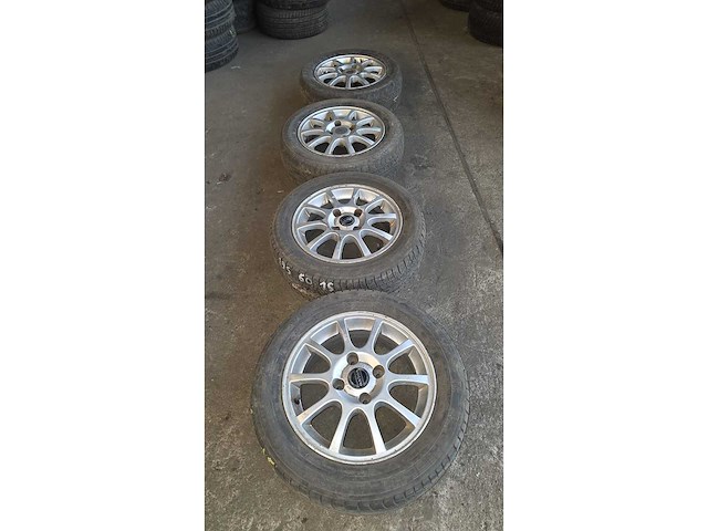 Jante en aluminium avec pneu (4x) - afbeelding 1 van  11