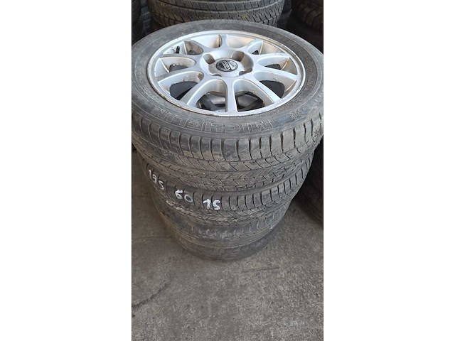 Jante en aluminium avec pneu (4x) - afbeelding 2 van  11