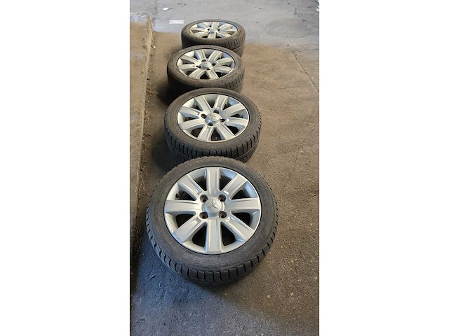 Jante en aluminium avec pneu (4x) - afbeelding 1 van  9