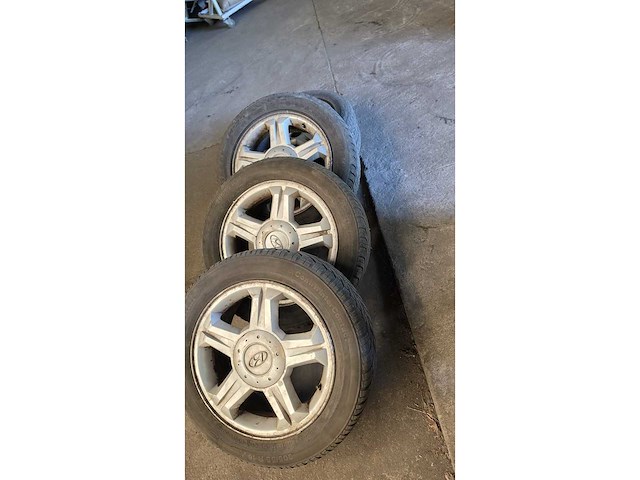 Jante en aluminium avec pneu (4x) - afbeelding 3 van  8