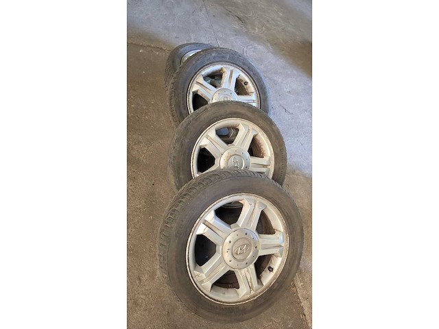 Jante en aluminium avec pneu (4x) - afbeelding 4 van  8