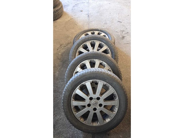 Jante en aluminium avec pneu (4x) - afbeelding 1 van  6