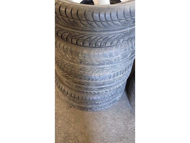 Jante en aluminium avec pneu (4x) - afbeelding 12 van  13