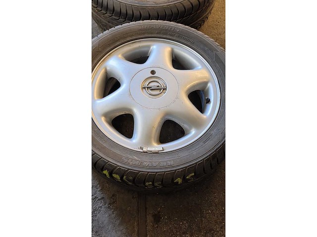 Jante en aluminium avec pneu (4x) - afbeelding 2 van  13