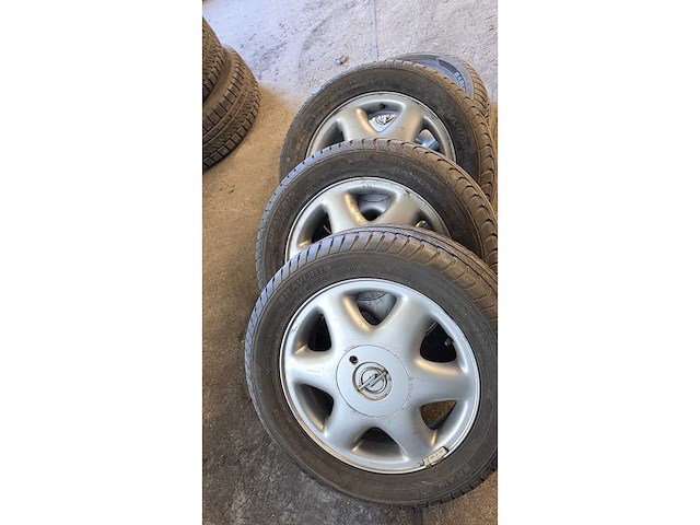 Jante en aluminium avec pneu (4x) - afbeelding 7 van  13