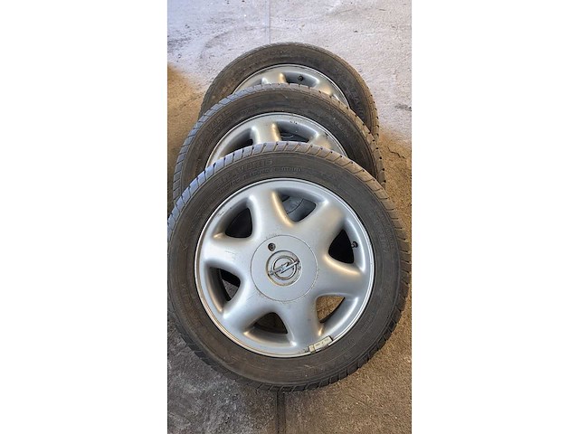Jante en aluminium avec pneu (4x) - afbeelding 8 van  13