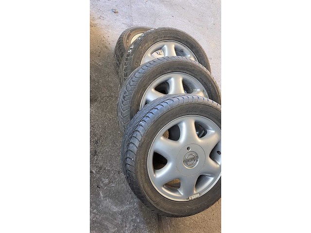 Jante en aluminium avec pneu (4x) - afbeelding 9 van  13