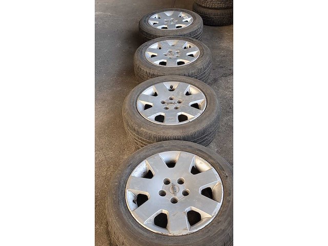 Jante en aluminium avec pneu (4x) - afbeelding 7 van  8