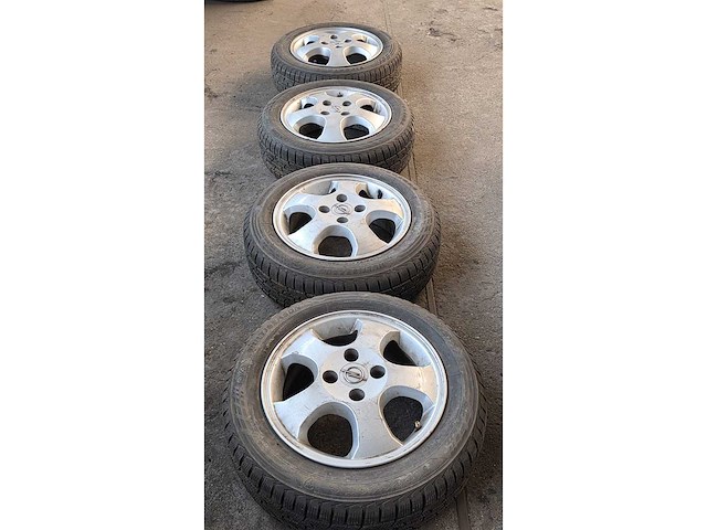 Jante en aluminium avec pneu (4x) - afbeelding 1 van  9