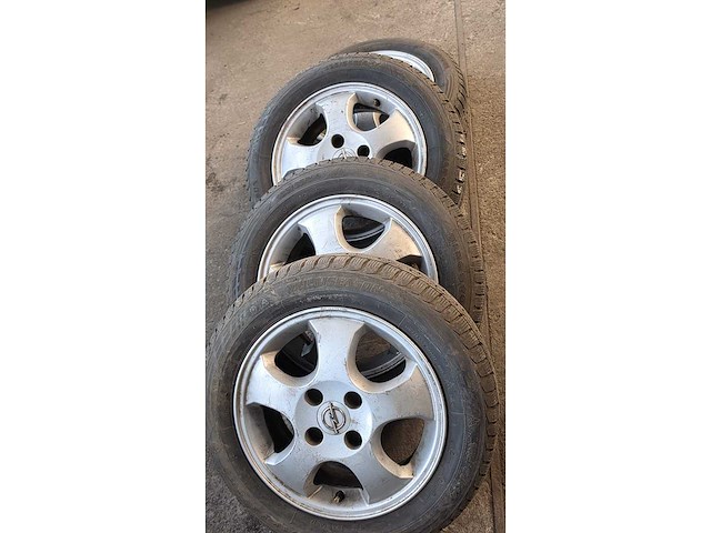 Jante en aluminium avec pneu (4x) - afbeelding 4 van  9