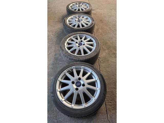 Jante en aluminium avec pneu (4x) - afbeelding 1 van  10