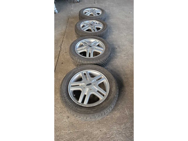 Jante en aluminium avec pneu (4x) - afbeelding 1 van  10