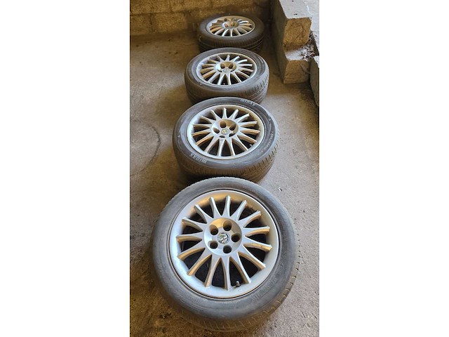 Jante en aluminium avec pneu (4x) - afbeelding 1 van  12