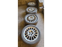 Jante en aluminium avec pneu (4x) - afbeelding 1 van  12