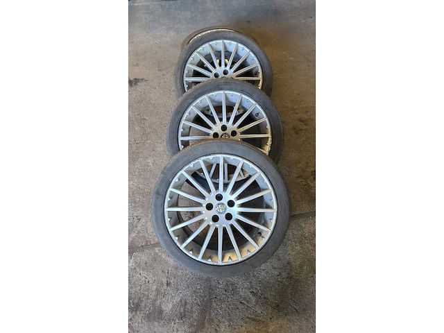 Jante en aluminium avec pneu (4x) - afbeelding 2 van  9