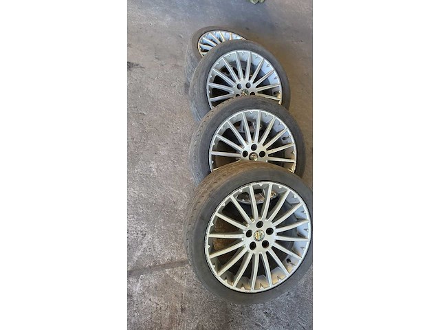 Jante en aluminium avec pneu (4x) - afbeelding 6 van  9