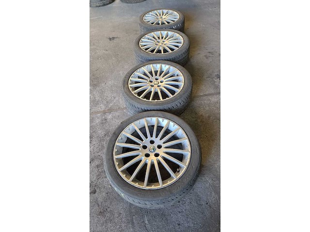 Jante en aluminium avec pneu (4x) - afbeelding 8 van  9