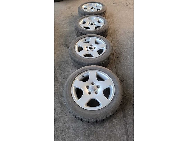 Jante en aluminium avec pneu (4x) - afbeelding 1 van  6