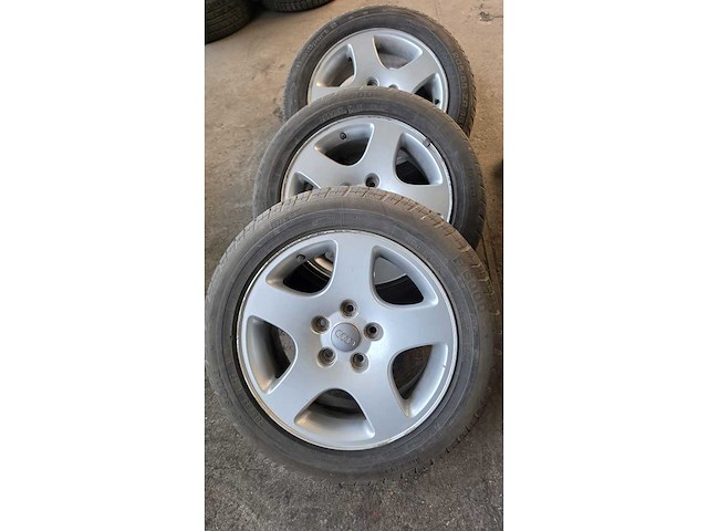 Jante en aluminium avec pneu (4x) - afbeelding 2 van  6