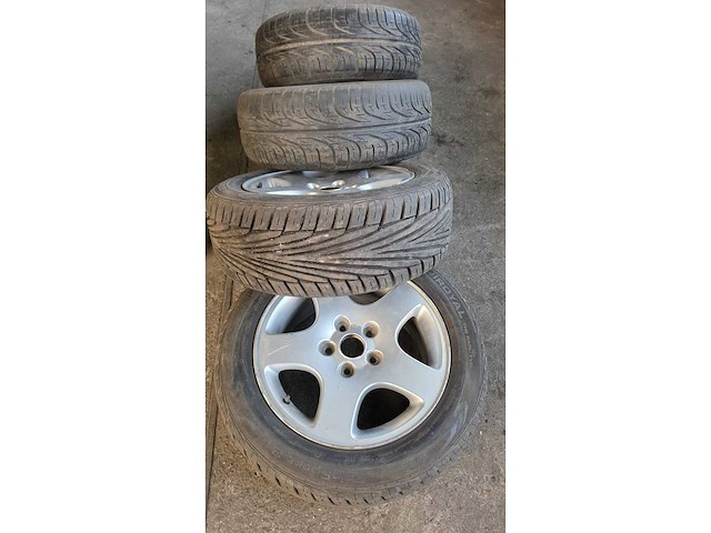 Jante en aluminium avec pneu (4x) - afbeelding 6 van  6