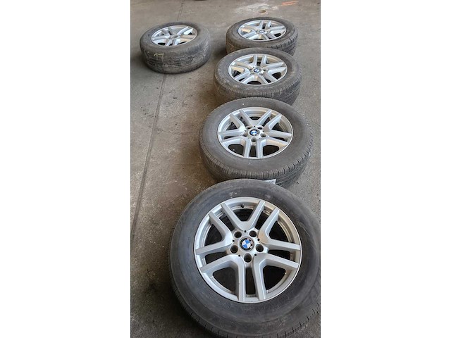 Jante en aluminium avec pneu (5x) - afbeelding 1 van  10