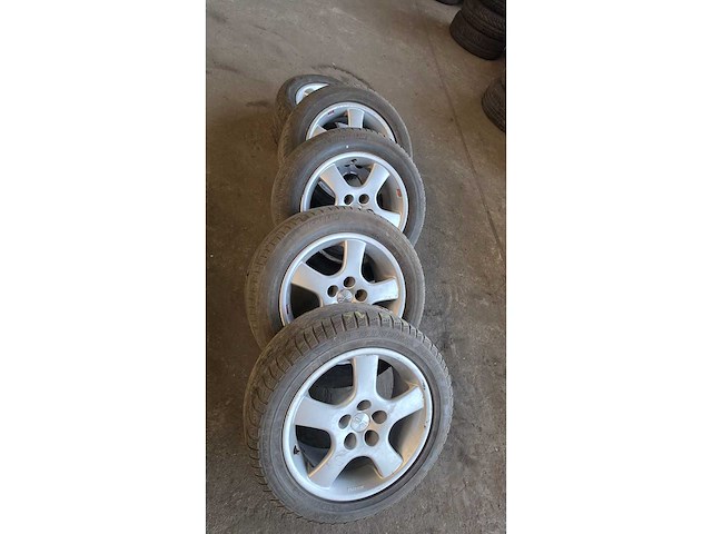 Jante en aluminium avec pneu (5x) - afbeelding 12 van  14