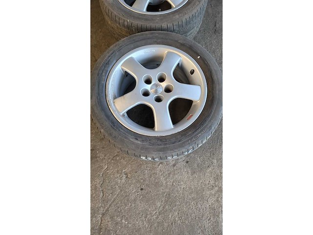Jante en aluminium avec pneu (5x) - afbeelding 14 van  14