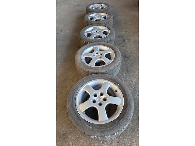 Jante en aluminium avec pneu (5x) - afbeelding 1 van  14