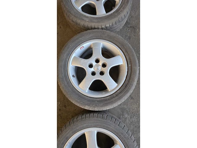 Jante en aluminium avec pneu (5x) - afbeelding 9 van  14