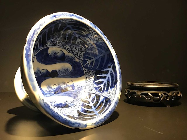 Japanese porcelain arita stemcup - afbeelding 16 van  24