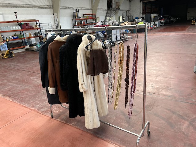 Jassen en parelkettingen inclusief rek - afbeelding 1 van  5