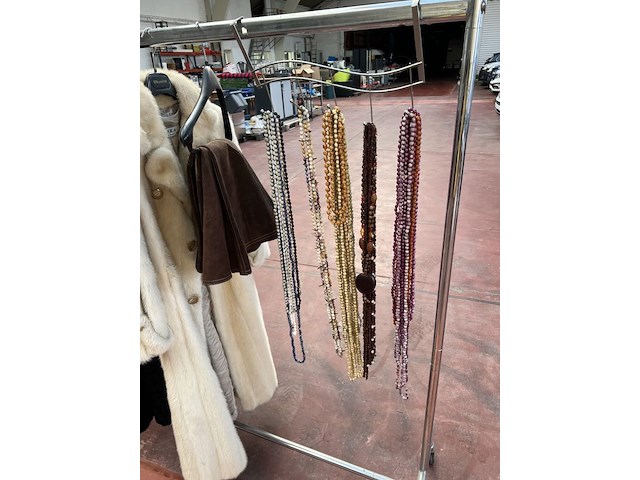 Jassen en parelkettingen inclusief rek - afbeelding 2 van  5