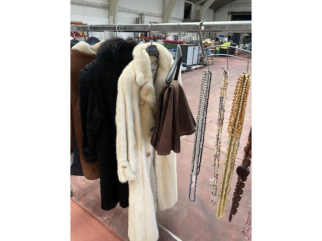 Jassen en parelkettingen inclusief rek - afbeelding 3 van  5