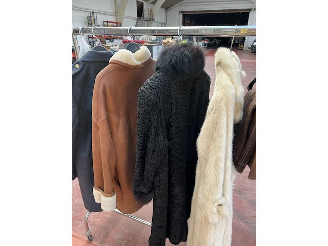 Jassen en parelkettingen inclusief rek - afbeelding 4 van  5