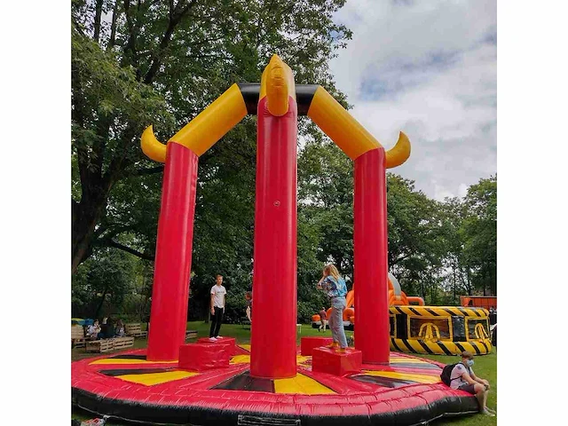 Jb inflatables c2816 - swing him off hindernisbaan & springkussen - afbeelding 1 van  8