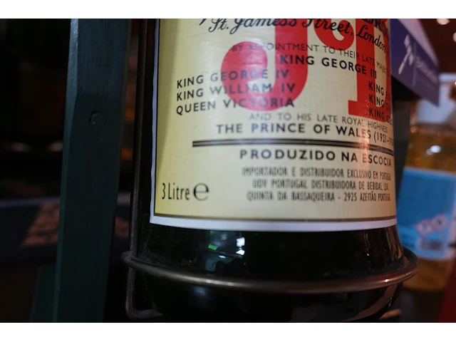J&b whisky schenkhouder + fles j&b rare van 3 liter - afbeelding 2 van  3