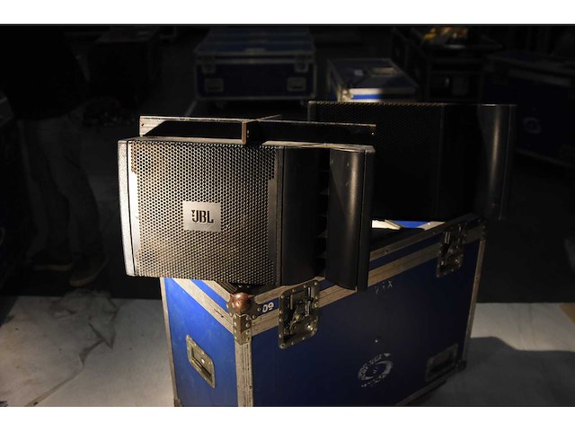 Jbl - vrx 932la + flightcase + rigging frame - line array system (2x) - afbeelding 1 van  1